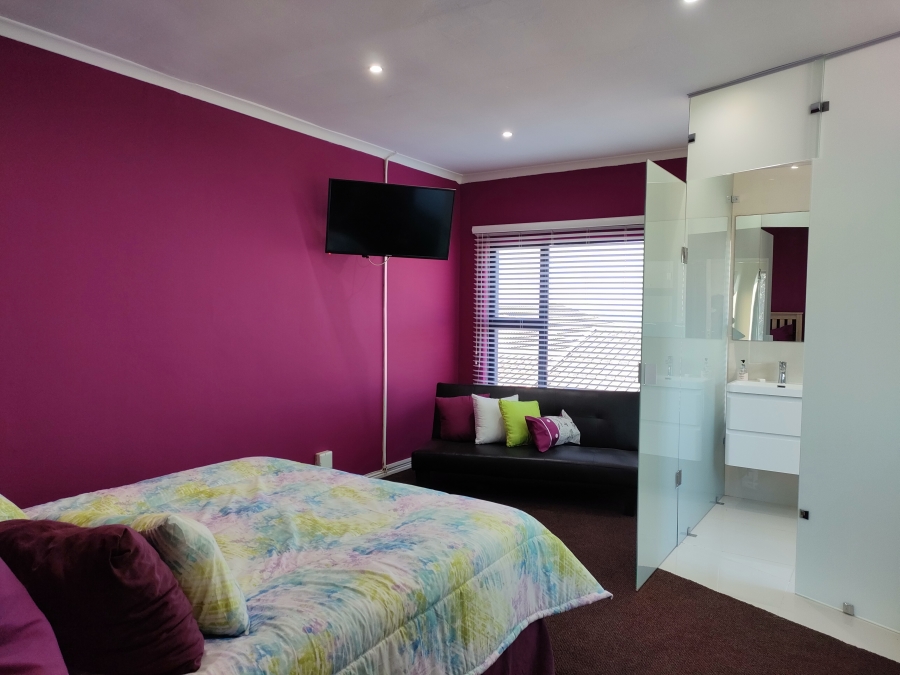 8 Bedroom Property for Sale in Wavecrest Eastern Cape